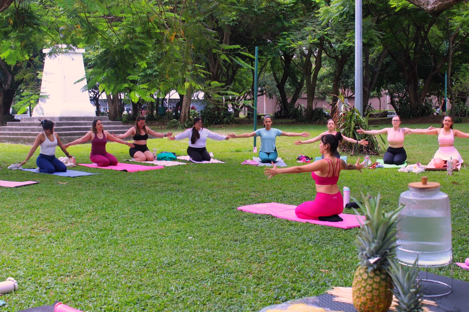 El club del sábado entrenando en círculo en el parque