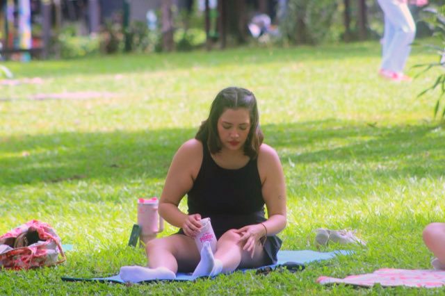 Poniéndose las medias antes de empezar