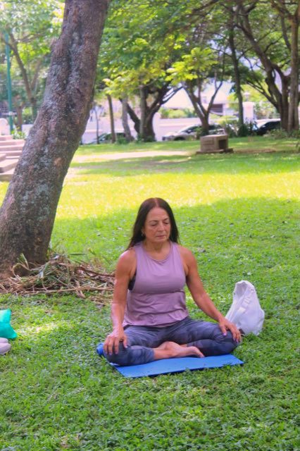 Alumna mayor meditando al cierre