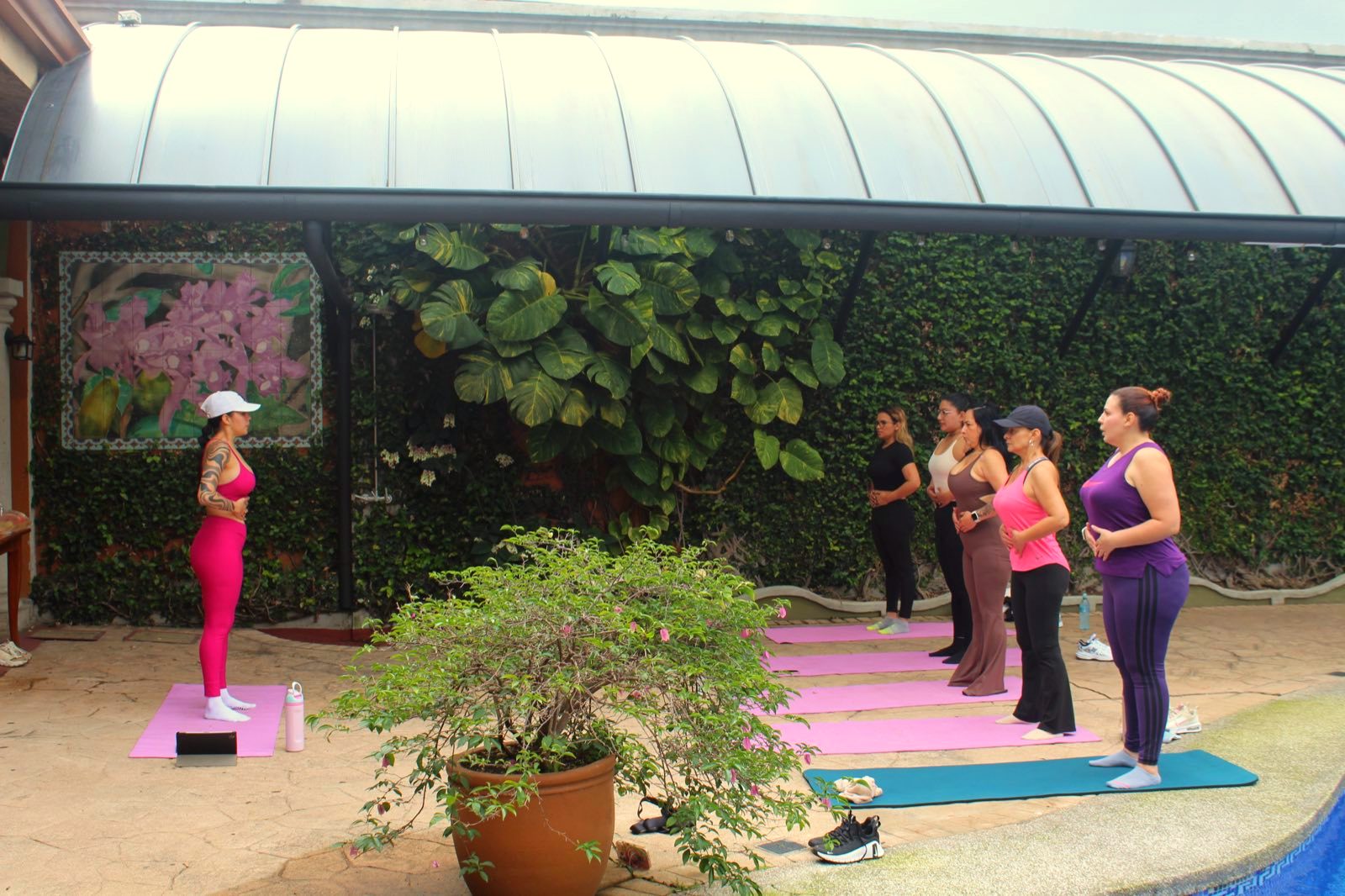 La clase montada en el patio del condominio