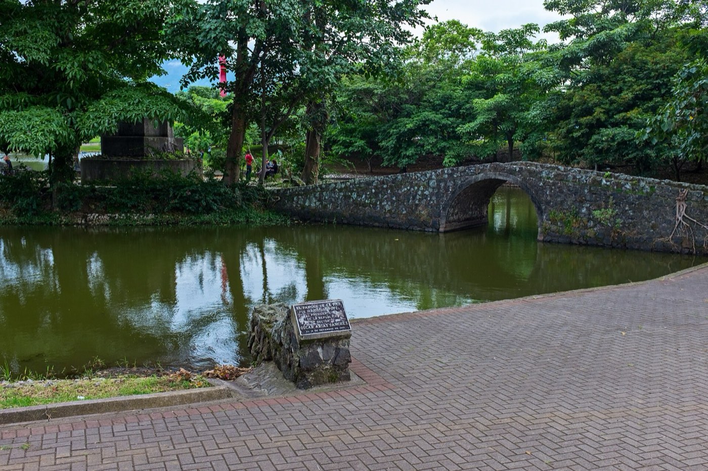 El lago y el puente del Parque de la Paz