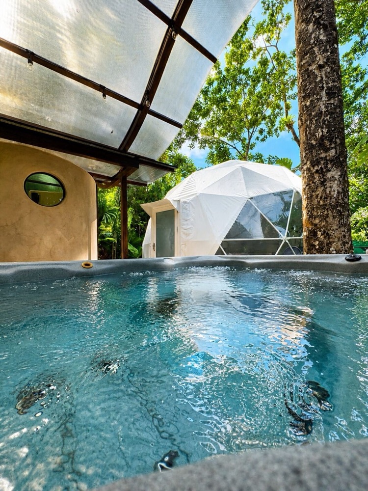Jacuzzi frente a un domo